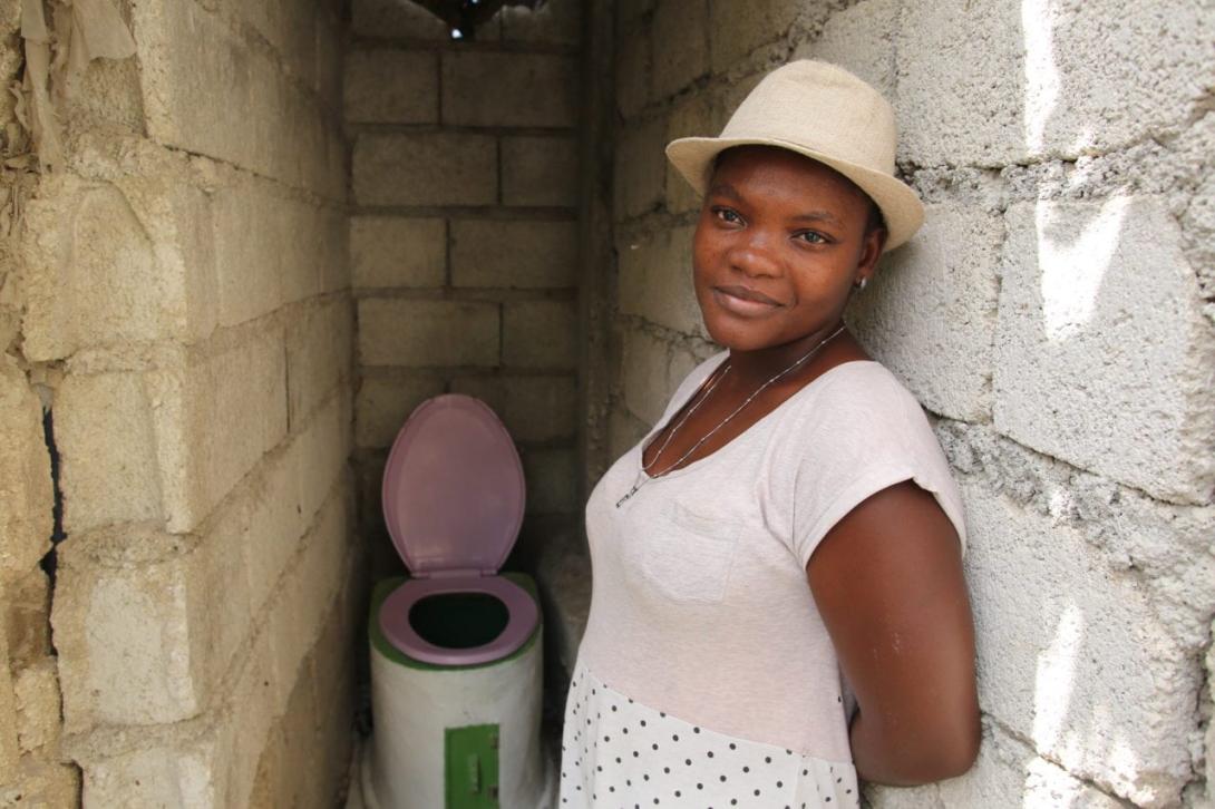 EkoLakay customer & toilet